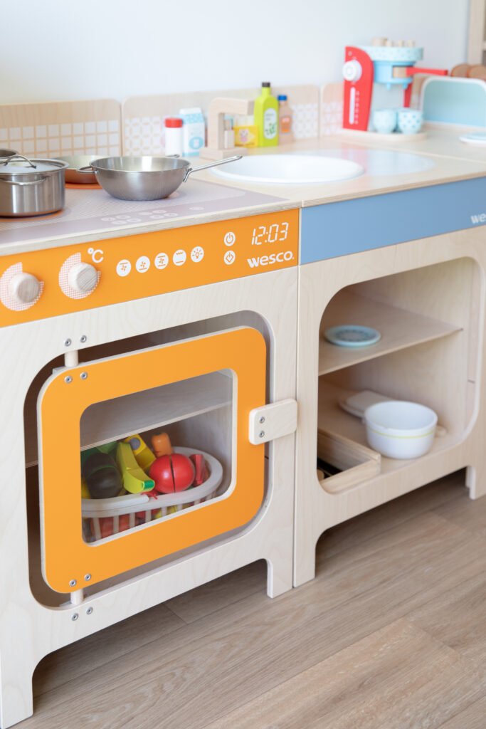 Du mobilier et des jeux en bois pour imiter les plus grands, en cuisine.