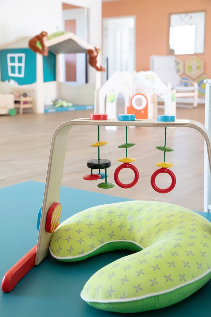 Un espace pour les bébés avec des jeux d'éveil